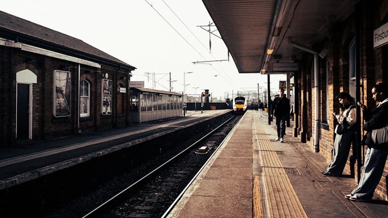 Dansk forretningsmand der præsenterer til britisk publikum i konferencesal