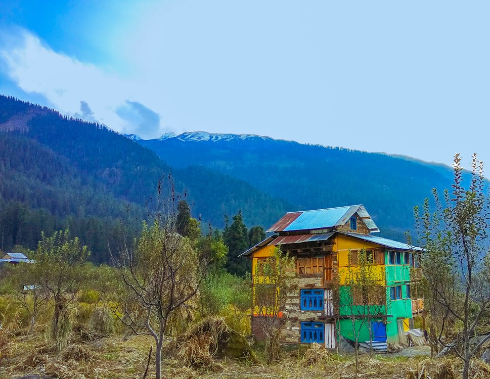 Royal Mile i Edinburgh med middelalderbygninger og skotte i kilt
