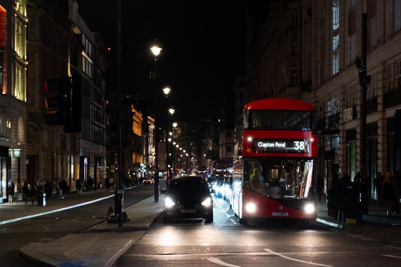 Natscene fra Londons gader med bus