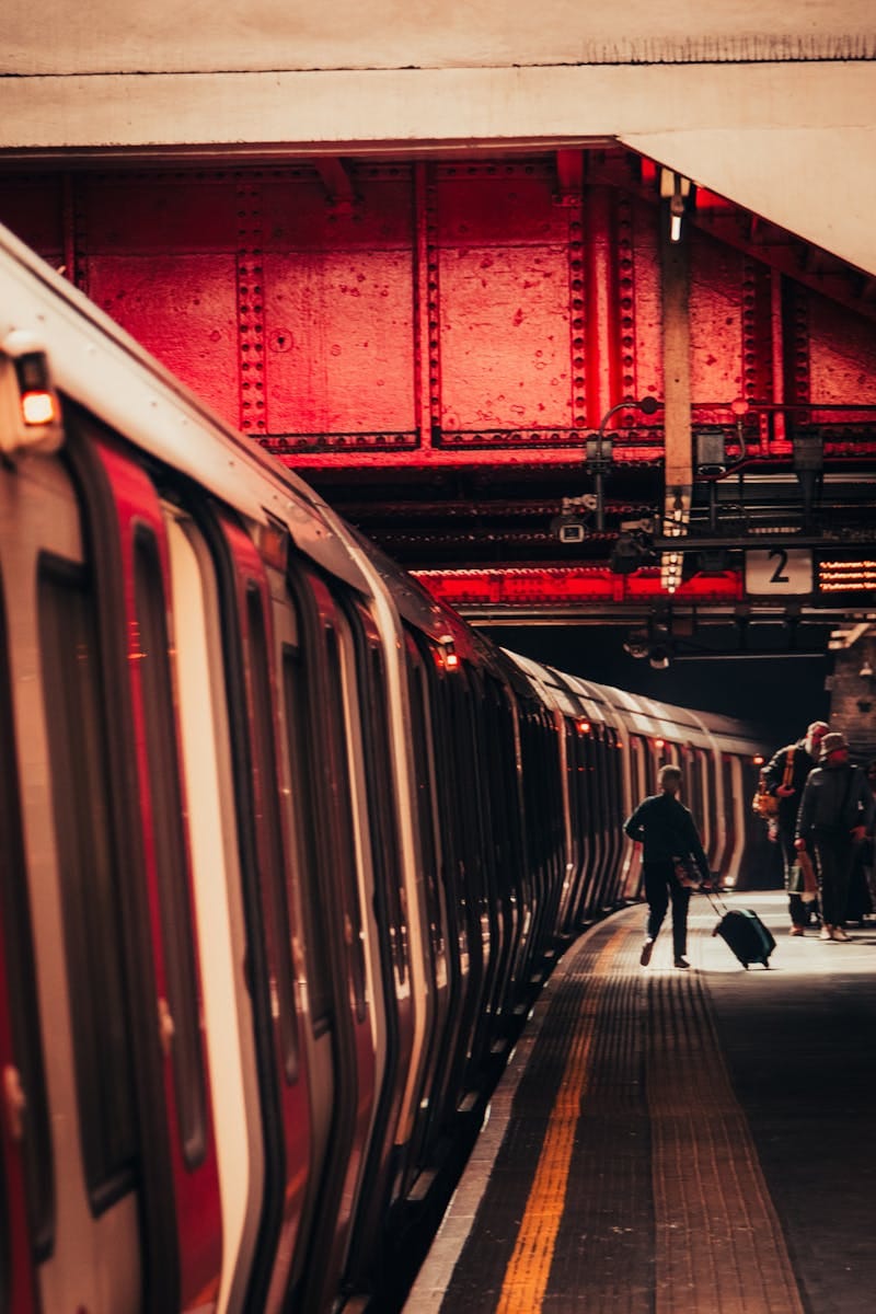 Travl London Underground-station med pendlere