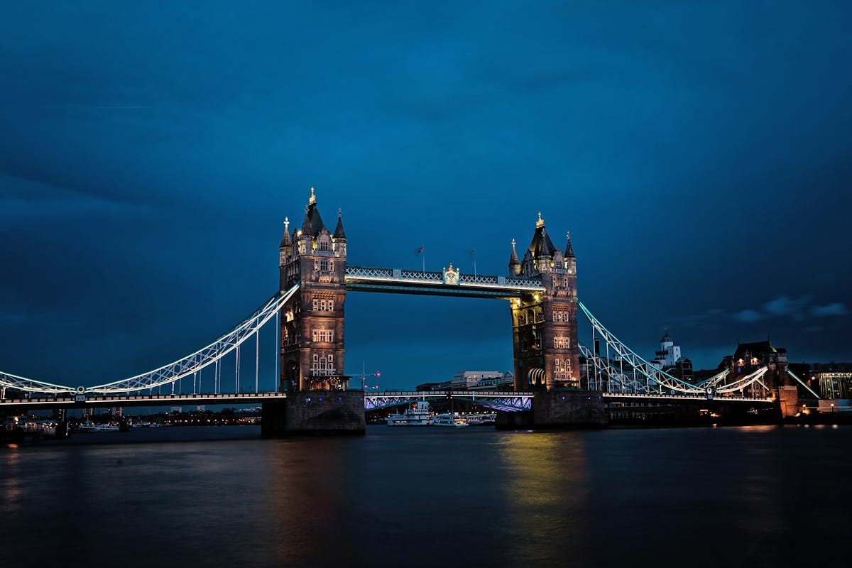 Tower Bridge ved solopgang – weekend i London