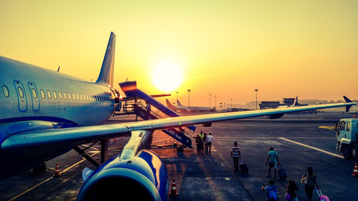 Heathrow lufthavn med rejsende og fly