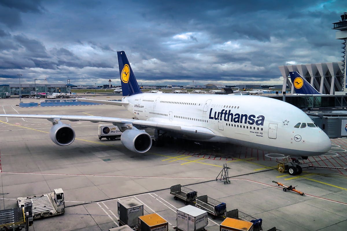 Passager går ombord på fly med rejsetaske