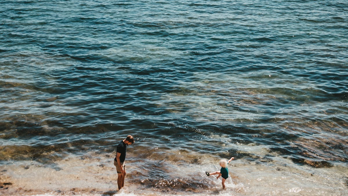 Glad familie på ferie i Storbritannien