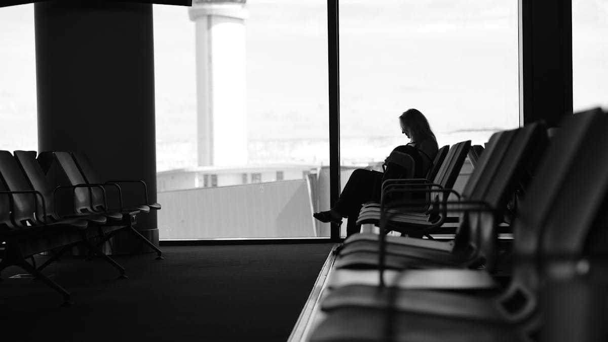 Rejsende venter i lufthavnen før England