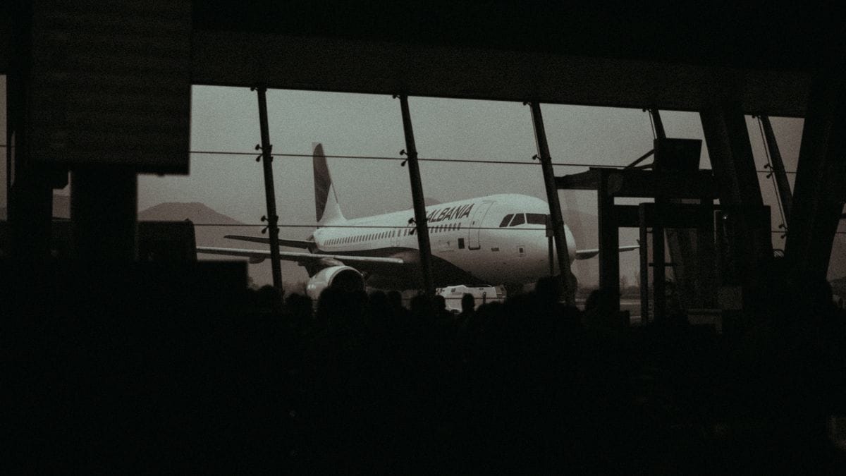 Afgangsterminal i lufthavn før rejse til England