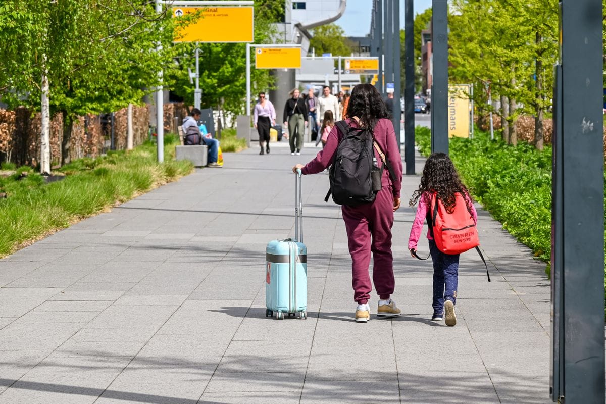 Familie med børn i lufthavnen klar til rejse med UK ETA