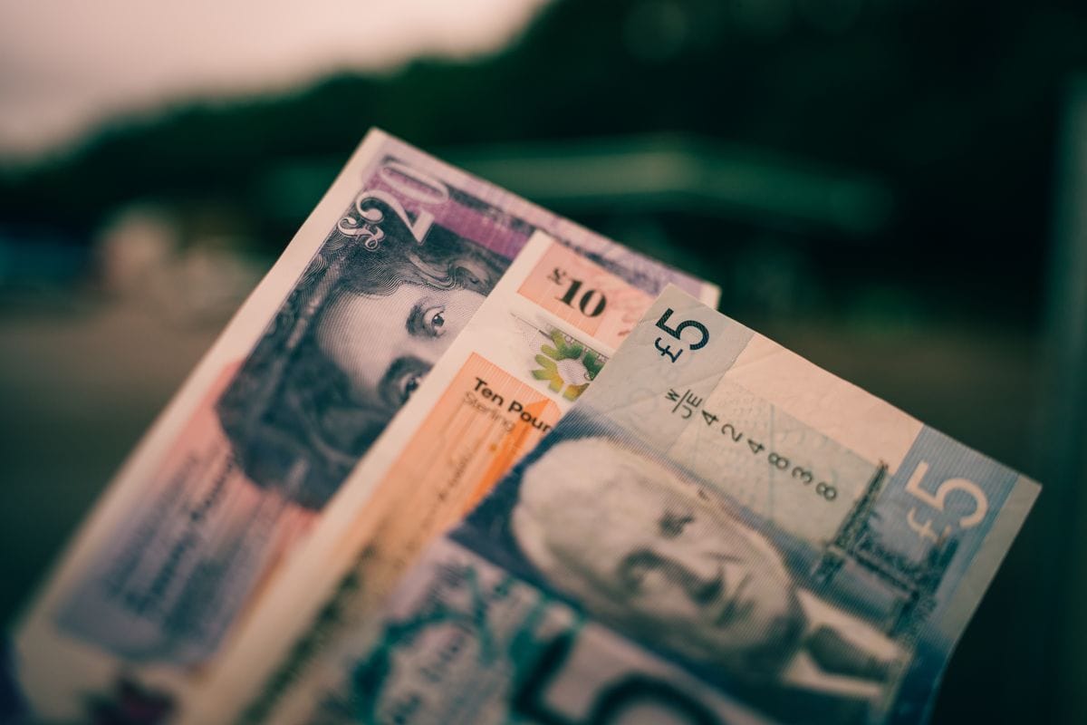 Lommeregner og penge til at beregne rejsebudget til Storbritannien