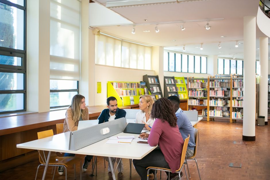 Sprogskoleklasse på et kort UK ETA studiebesøg