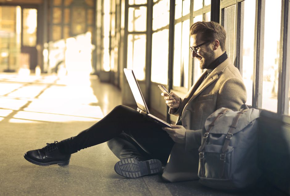 Rejsende tjekker e-mail for UK ETA tjek status på laptop