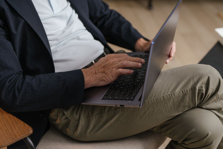 Bekræftelses-e-mail om UK ETA godkendelse på skærm