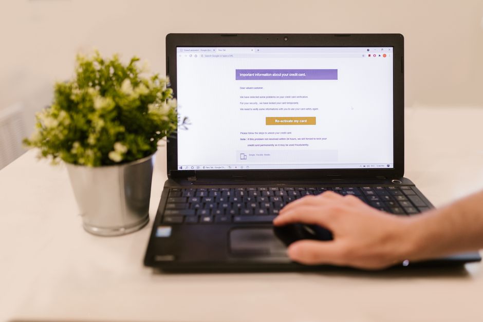 Person kontakter UKVI om forsinket UK ETA status