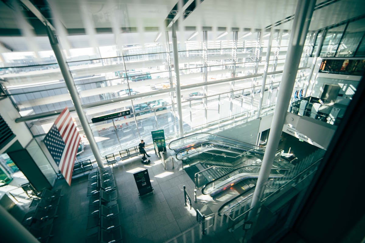 Passager i transit i en travl lufthavnsterminal
