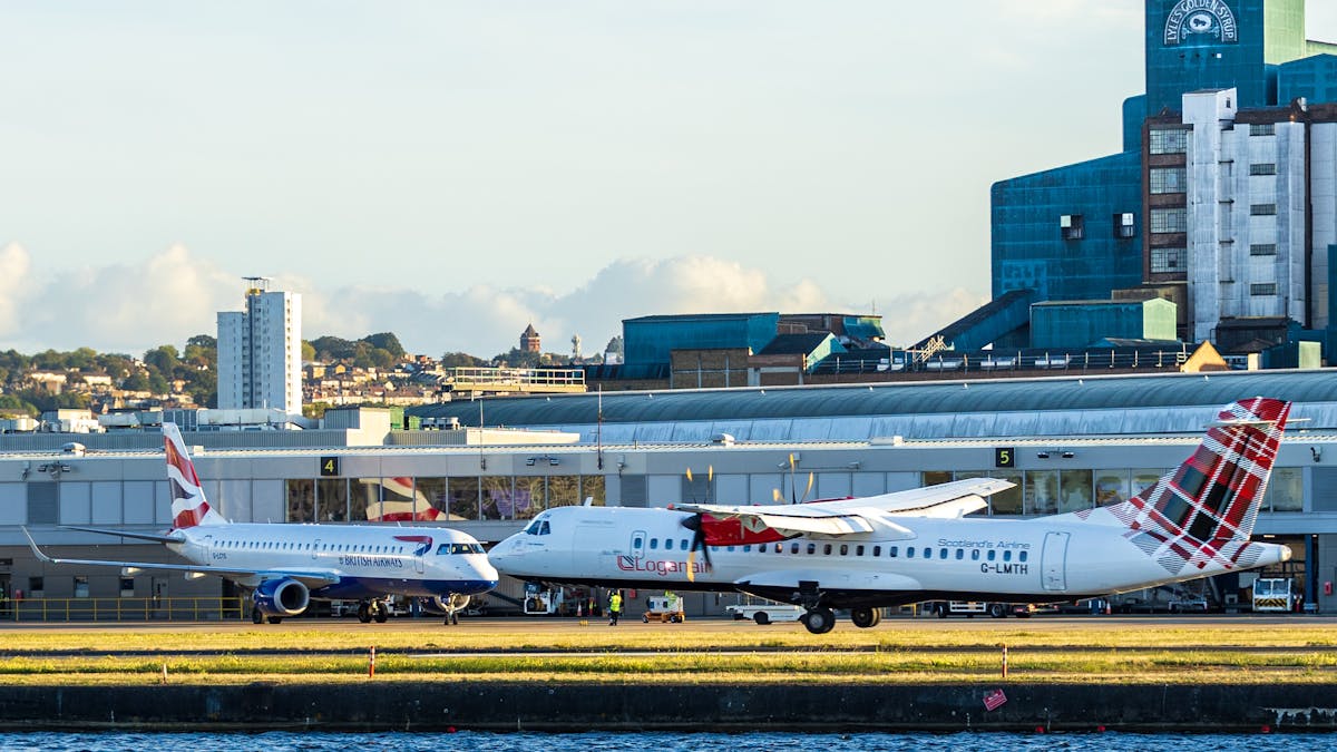 Check-in i London lufthavn for danske rejsende