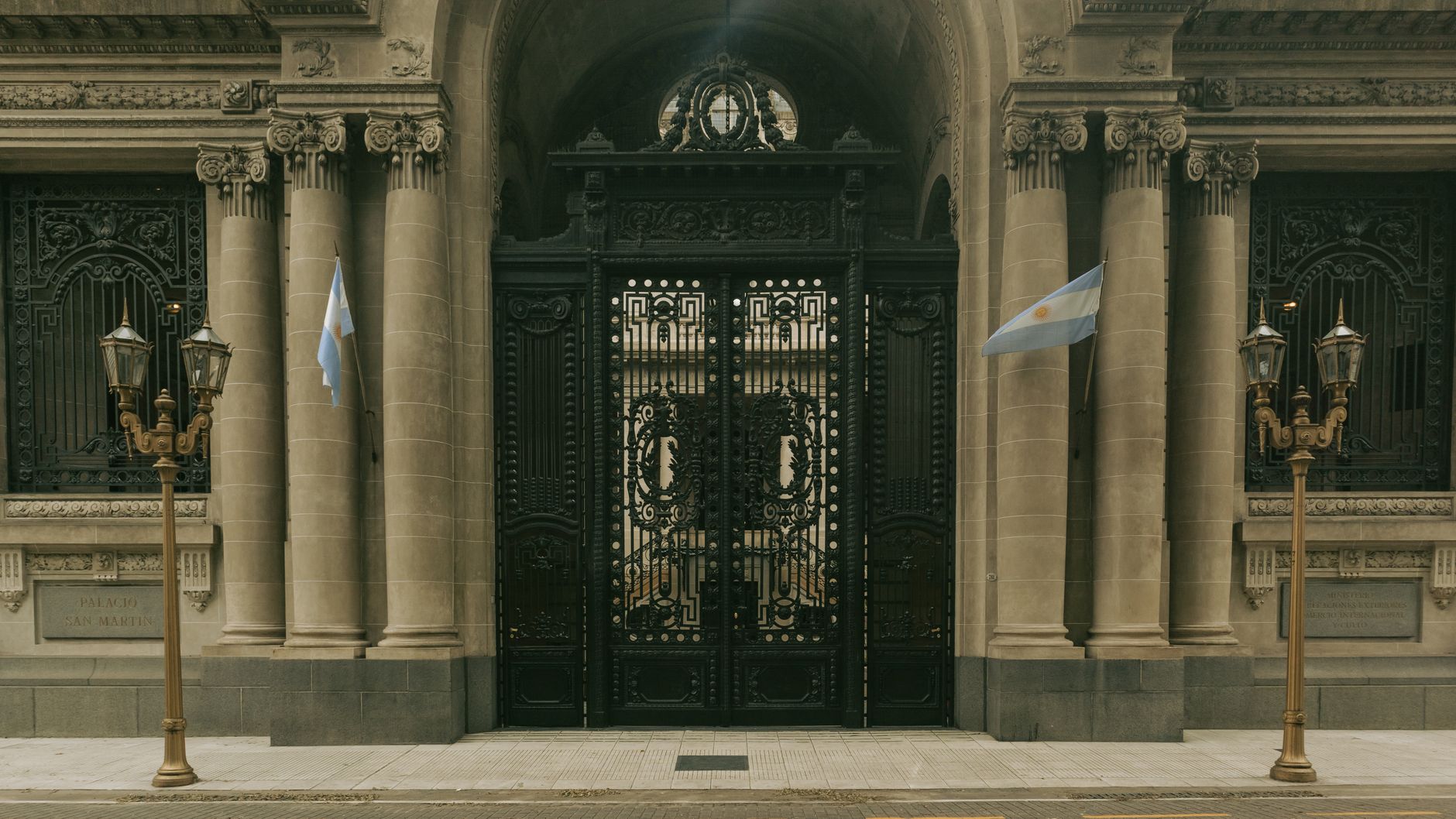 Ambassadebygning med flag som mange fejlagtigt tror de skal besøge for UK ETA