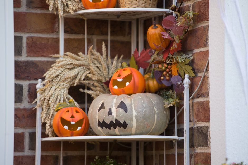 Boern i Halloween-kostumer paa en familietur til London i efteraaret