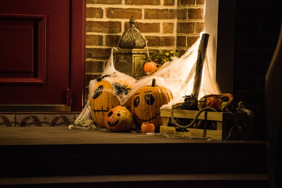 Gade i London oplyst en moerk efteraarsaften under Halloween-perioden