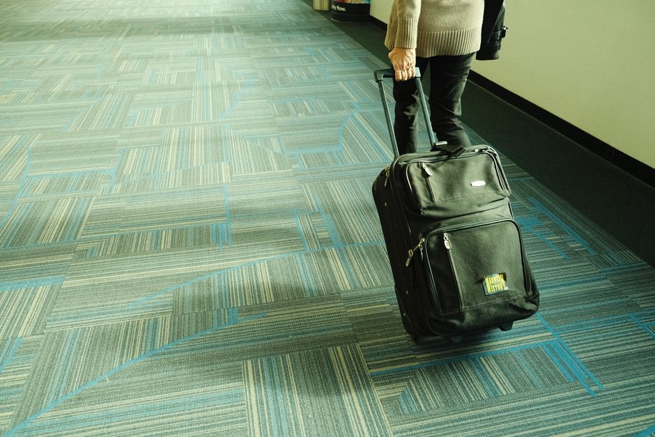 Person tjekker sin UK ETA status online efter at have flyttet rejsen