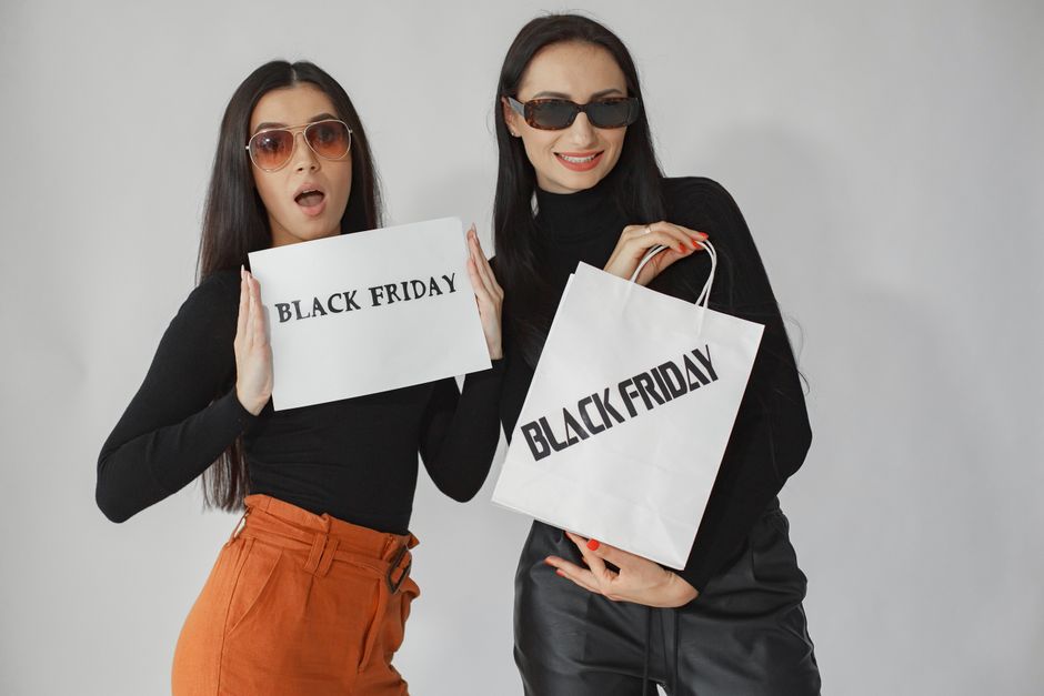 Oplyst indkøbsgade i London om aftenen under Black Friday