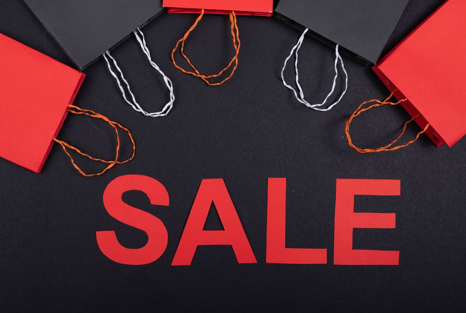 Danske shoppere med indkøbsposer under Black Friday i London