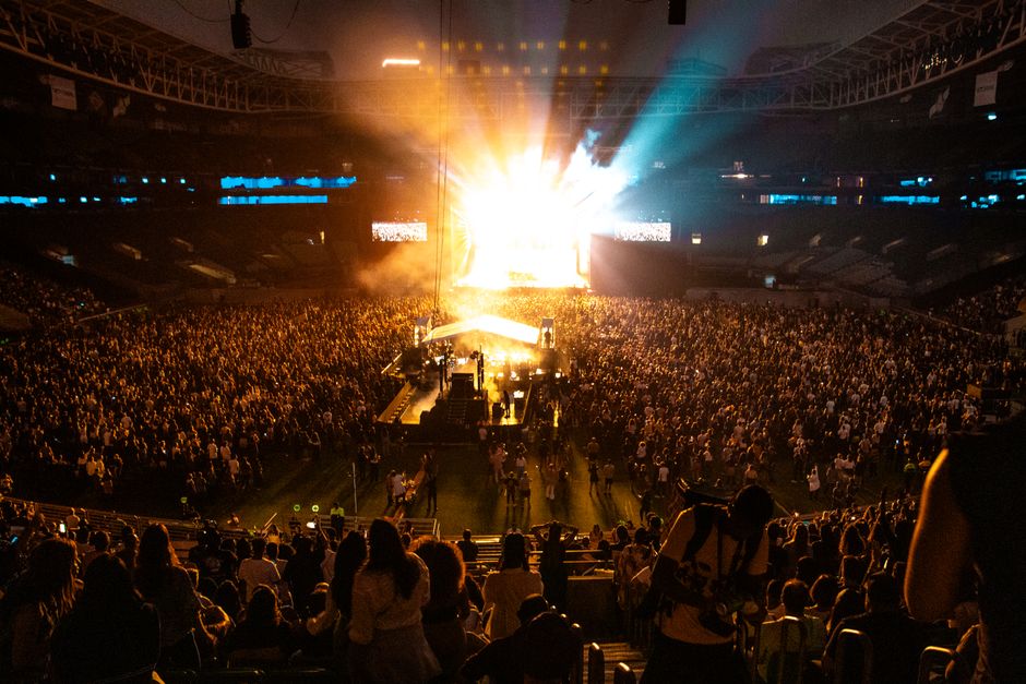UK ETA til koncert vist paa smartphone-skaerm for afrejse til England