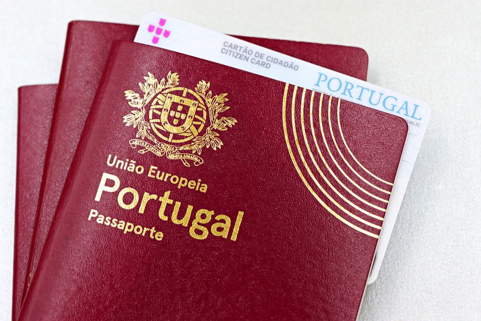 Rejsende holder pas og boardingkort i lufthavnen på vej til UK ETA-kontrol
