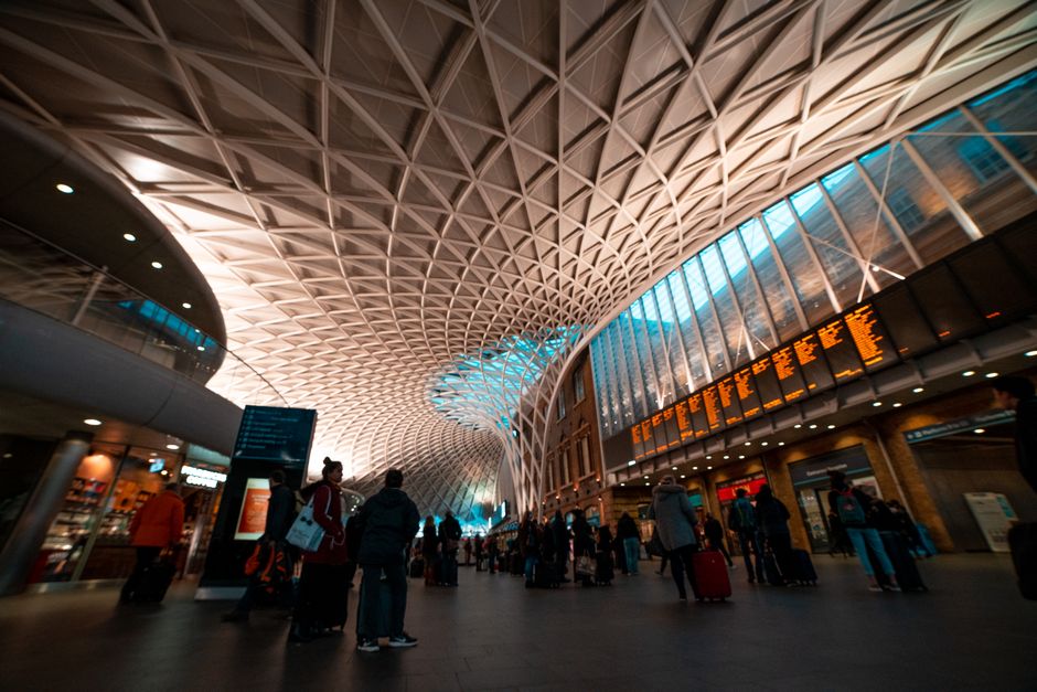 Dansk rejsende med kuffert på perron i London klar til hjemrejse med UK ETA