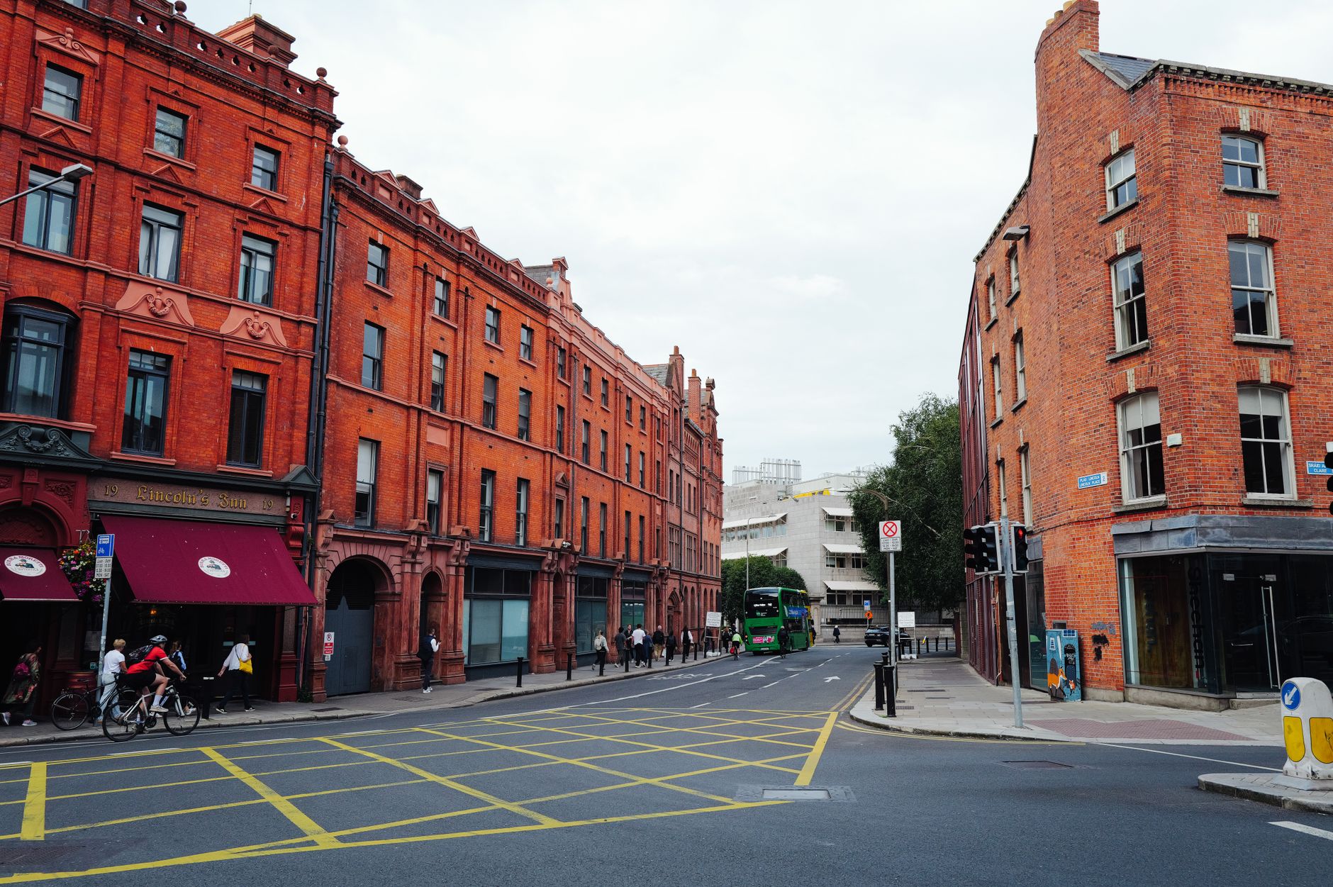 Farverige gadefacader og fodgængere i det centrale Dublin på en dansk Irland-rejse