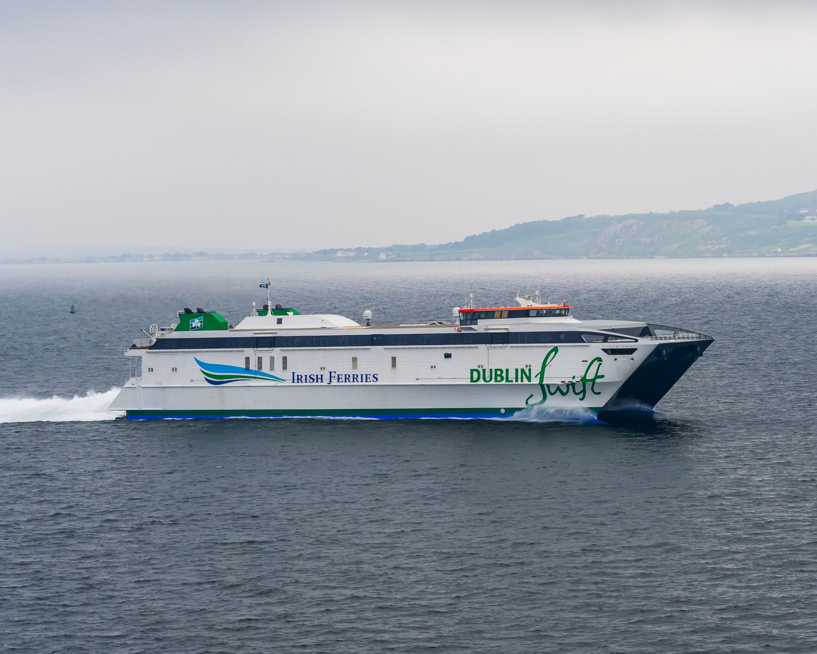 Passagerfærge på vej over Det Irske Hav mellem britiske og irske havne