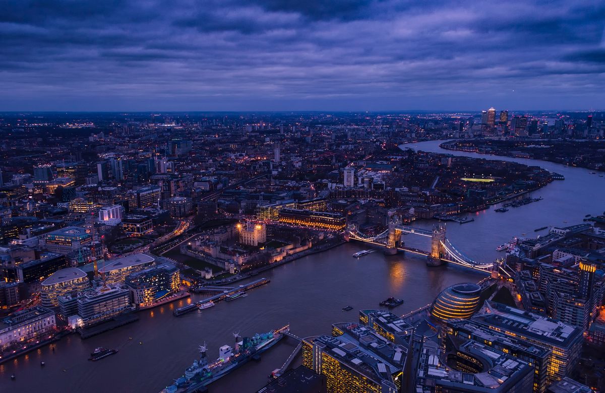 Luftfoto af Tower Bridge og Themsen i London som rejsemål efter korrekt visum eller UK ETA