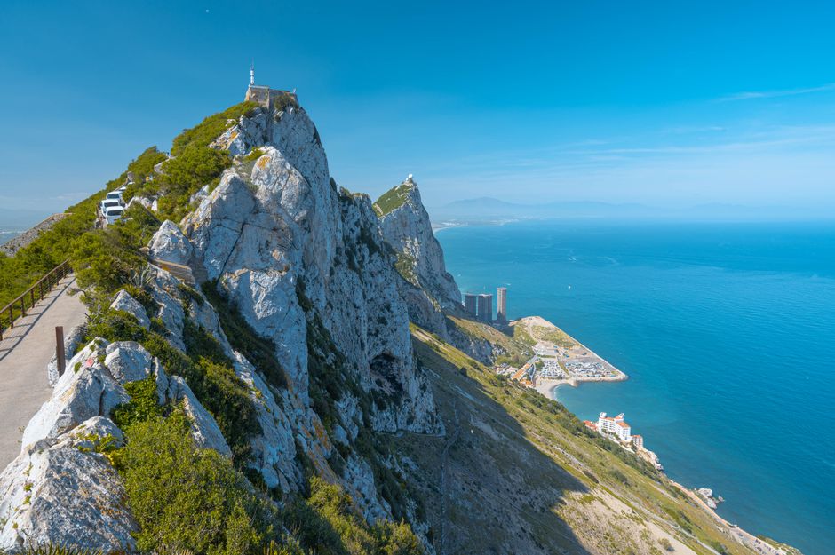 Klippen ved Gibraltar set fra havet med britisk oversøisk territorium og egen grænse