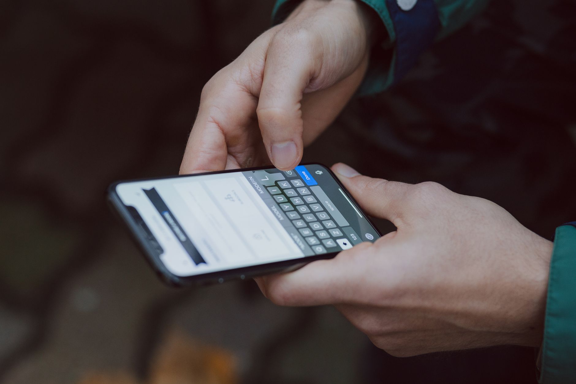 Rejsende bruger oversættelses-app på telefonen mens UK ETA-formularen udfyldes