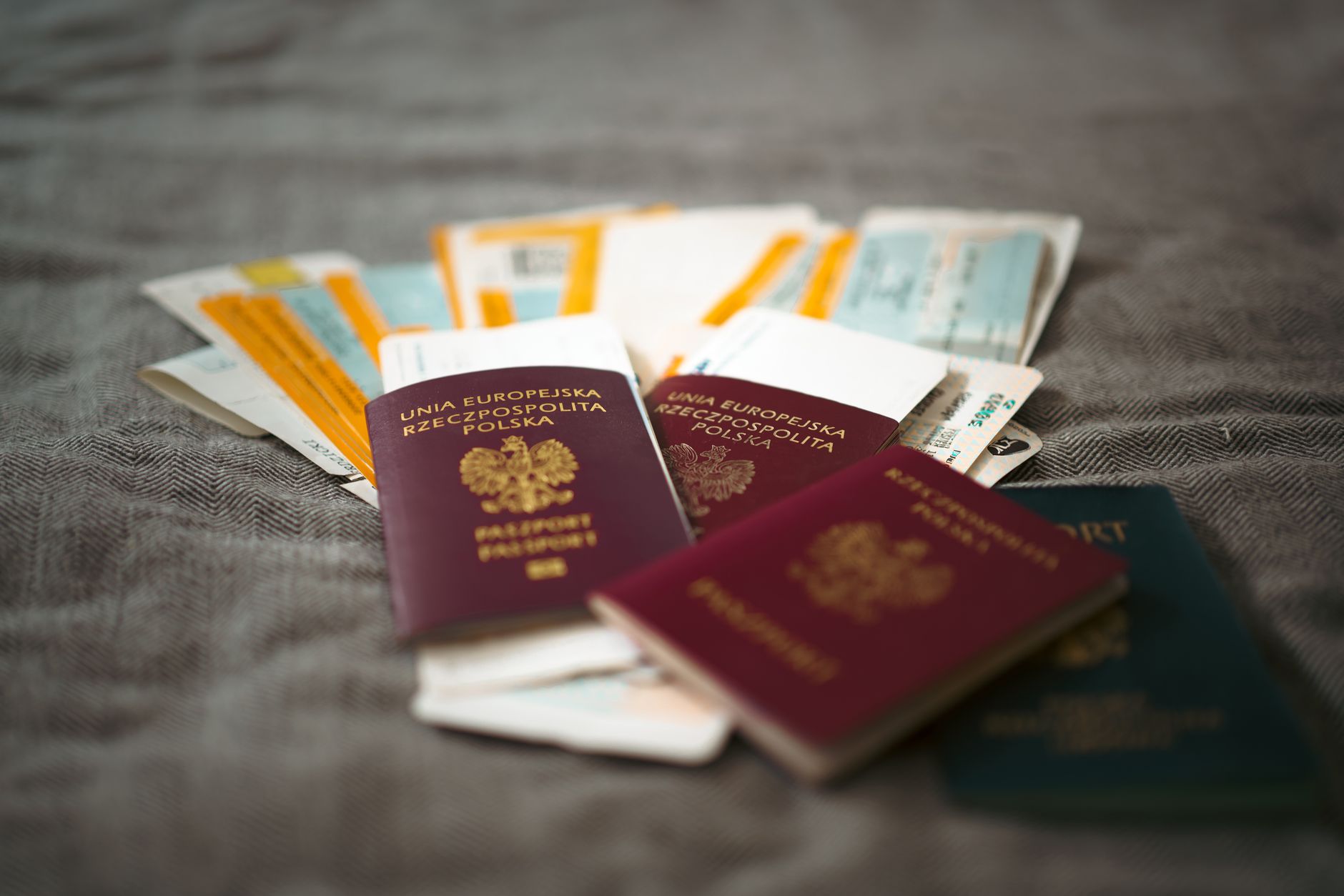 Pas, boardingpas og betalingskort ligger klar til en UK ETA ansøgning på et bord