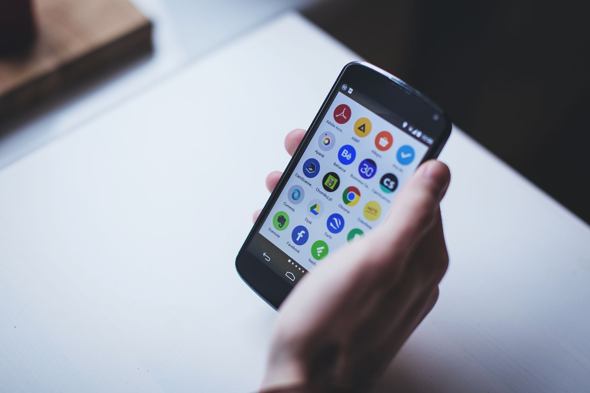 Smartphone med den officielle UK ETA app i hånden under en ansøgning